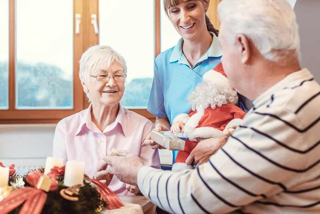 JOYFUL AT HOME: HOW CAREGIVERS MAKE THE HOLIDAYS MERRY AND BRIGHT FOR SENIORS 2 RESPITE CARE AT HOME
